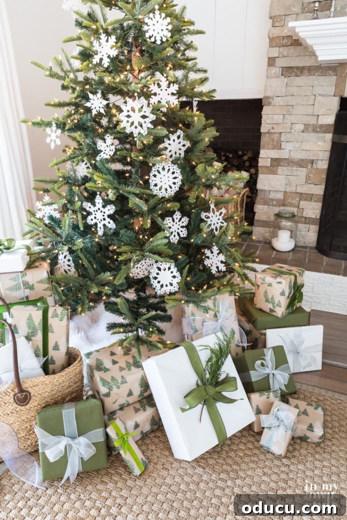 Kağıt Dantellerden Kar Tanesi Süs Yapımı 11 Easy paper snowflakes to make using paper doilies. They make festive Christmas tree ornaments.