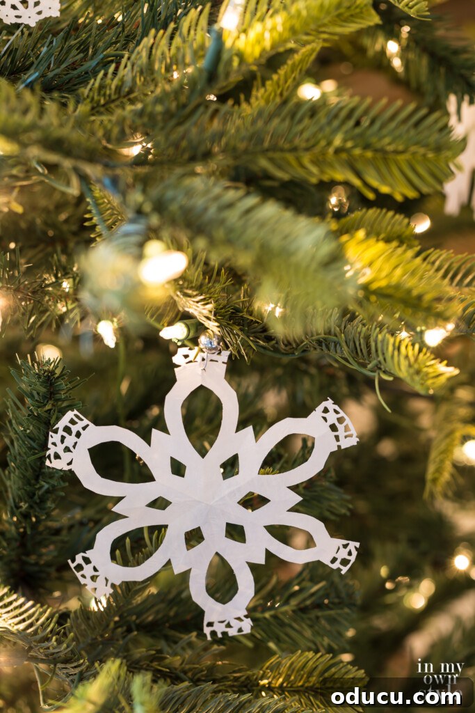 Kağıt Dantellerden Kar Tanesi Süs Yapımı 5 How to make pretty paper snowflakes using round doilies.