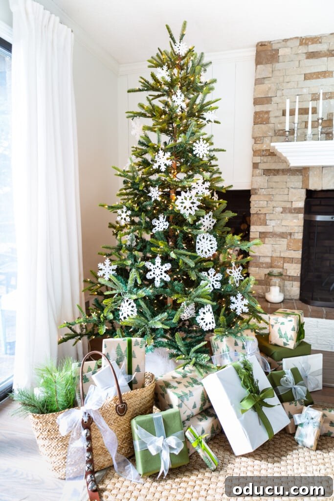 Kağıt Dantellerden Kar Tanesi Süs Yapımı 8 How to decorate a Christmas tree using handmade paper doily snowflakes.