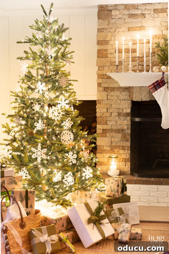 Kağıt Dantellerden Kar Tanesi Süs Yapımı 10 Christmas tree with white lights decorated with handmade paper doily snowflakes