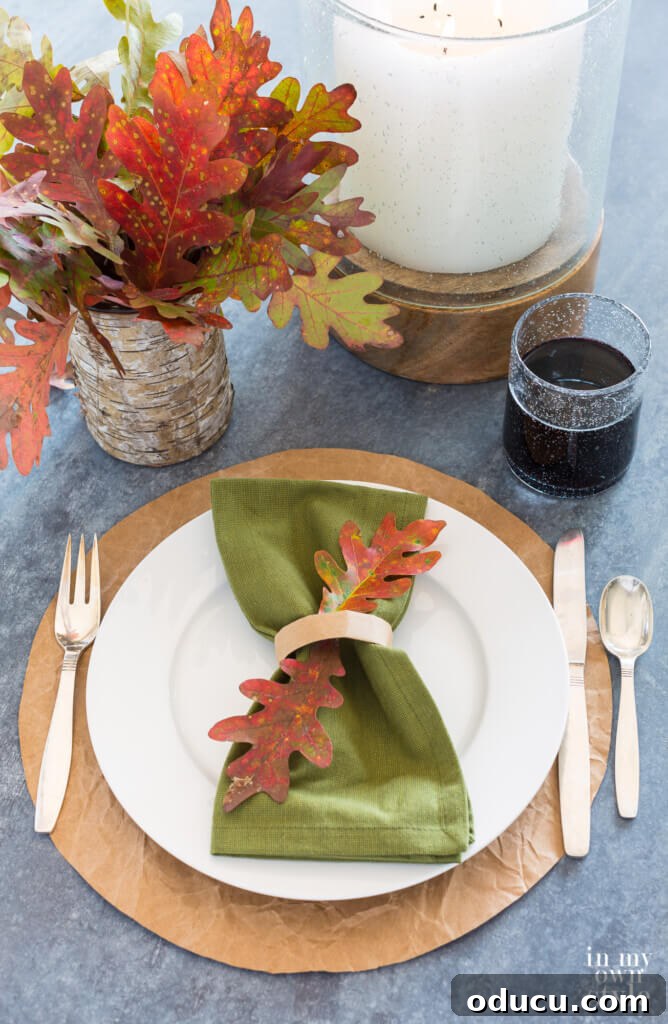 Thanksgiving Table Crafts: Free Placemats and Napkin Rings 5 Thanksgiving Table setting idea transforming a brown grocery bag into a modern rustic round table placemat.