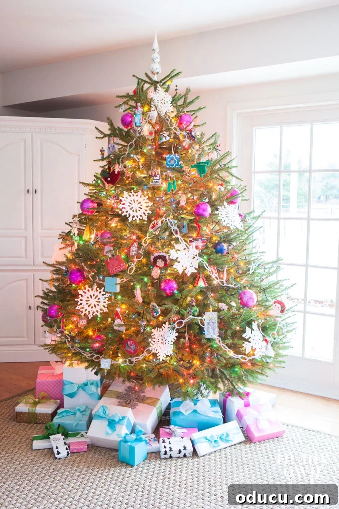 El Yapımı Dekupaj Yılbaşı Süsleri 4 Decorating a Christmas Tree with fuchsia ornaments in a previous house.