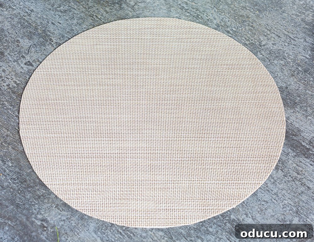 No sew DIY round placemat on table.