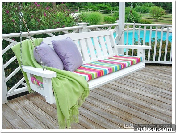 Deck Decor Hacks That Won't Empty Your Wallet 5 deck swing with no sew DIY cushion cover