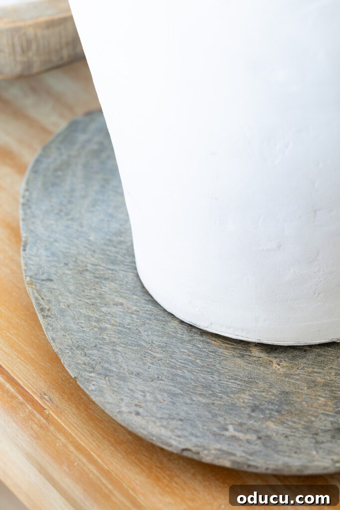 12 Affordable DIY Summer Decor Projects 20 A clever summer decor idea: utilizing a charcuterie board as an elegant base accent for a table lamp, adding warmth and texture.