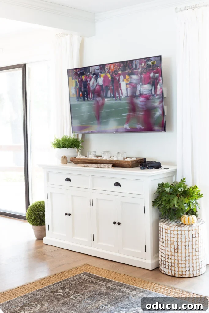 Creating a Cozy Fall Living Room Sanctuary 7 Living room decorated for fall in a simple way.