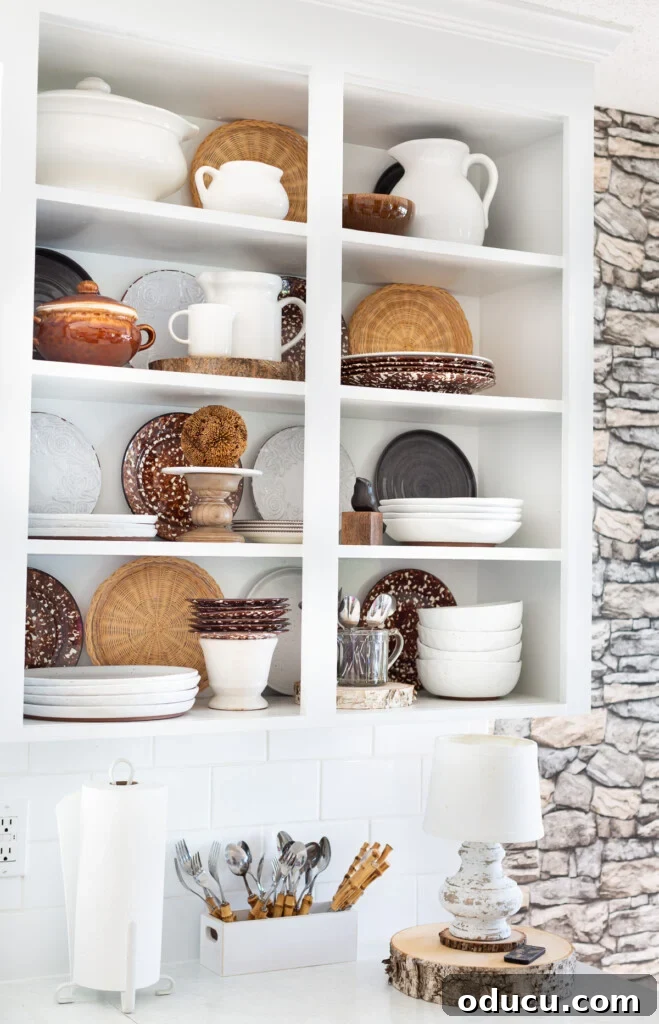 Mutfağımda Sonbahar Esintileri: Büyük Bir Yenilik Geldi! 12 Open shelving in a kitchen decorated for fall.