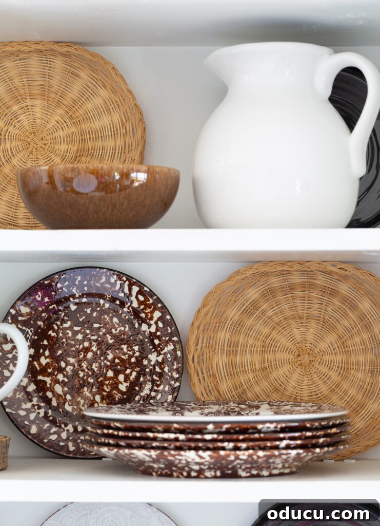 Mutfağımda Sonbahar Esintileri: Büyük Bir Yenilik Geldi! 13 Open kitchen shelf's styled for fall with a white and brown color scheme.