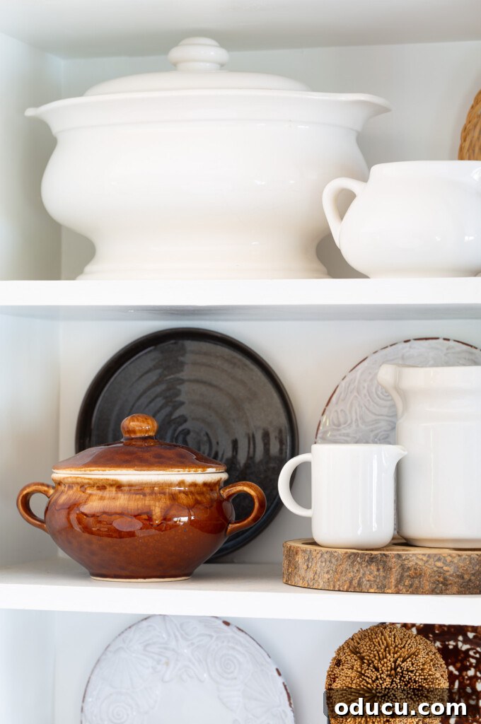 Mutfağımda Sonbahar Esintileri: Büyük Bir Yenilik Geldi! 14 Fall kitchen decorating on open shelves using a brown and white color theme.