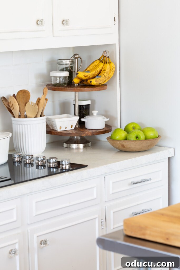 Mutfağımda Sonbahar Esintileri: Büyük Bir Yenilik Geldi! 17 Kitchen counters in a small kitchen with painted countertops to resemble Carrara marble.