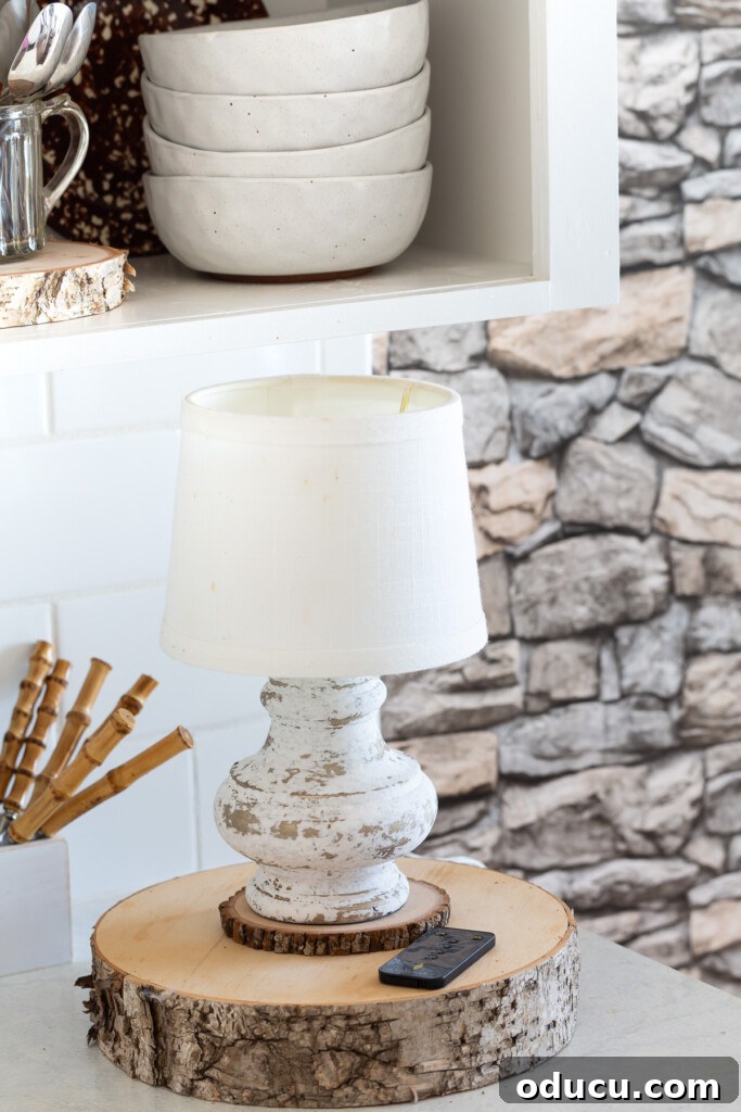Mutfağımda Sonbahar Esintileri: Büyük Bir Yenilik Geldi! 18 Kitchen counter lamp on a tree trunk slice.