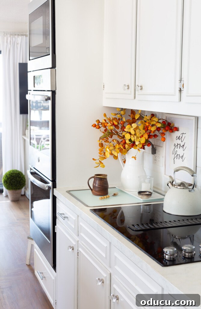 Mutfağımda Sonbahar Esintileri: Büyük Bir Yenilik Geldi! 19 A few of one wall in a small white kitchen decorated for fall.