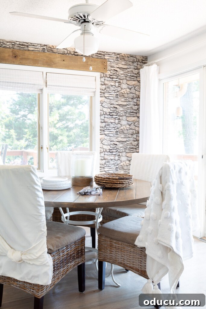 Mutfağımda Sonbahar Esintileri: Büyük Bir Yenilik Geldi! 3 Neutrally decorated kitchen dining area with faux stone wallpaper on the walls.