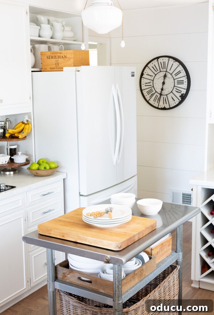 Mutfağımda Sonbahar Esintileri: Büyük Bir Yenilik Geldi! 21 Small kitchen with rolling metal island to add more counter and meal prep space.