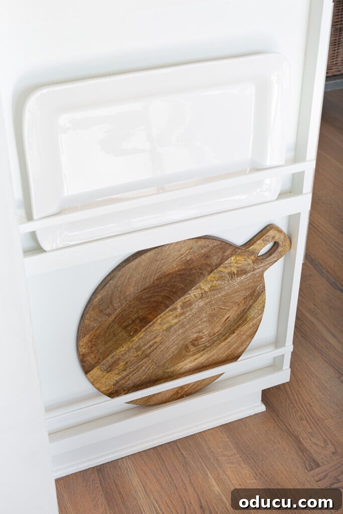 Mutfağımda Sonbahar Esintileri: Büyük Bir Yenilik Geldi! 22 Round wood cutting board on bottom shelf.