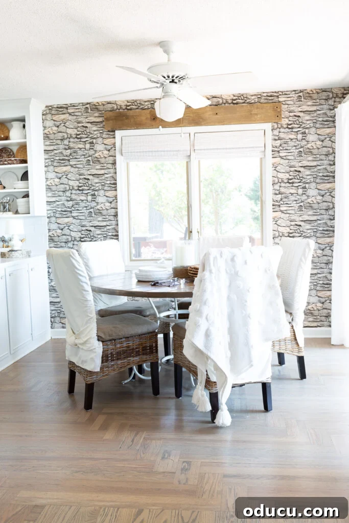 Mutfağımda Sonbahar Esintileri: Büyük Bir Yenilik Geldi! 23 Small kitchen dining area decorated in neutral colors with faux stone wallpaper on wall.