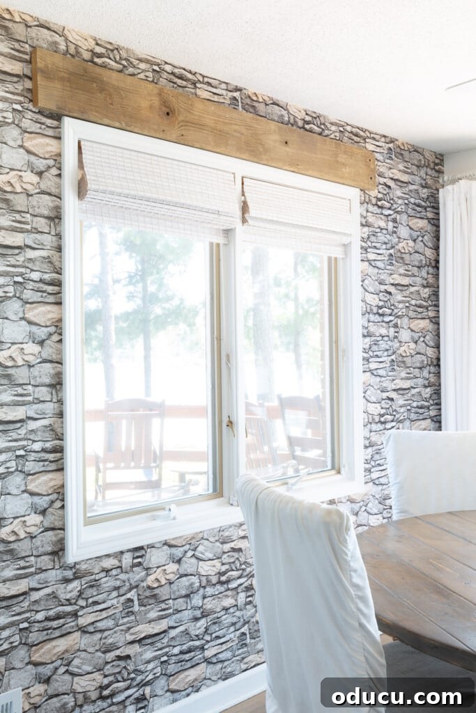 Mutfağımda Sonbahar Esintileri: Büyük Bir Yenilik Geldi! 4 Accent wall in white kitchen covered with peel and stick wallpaper that resembles