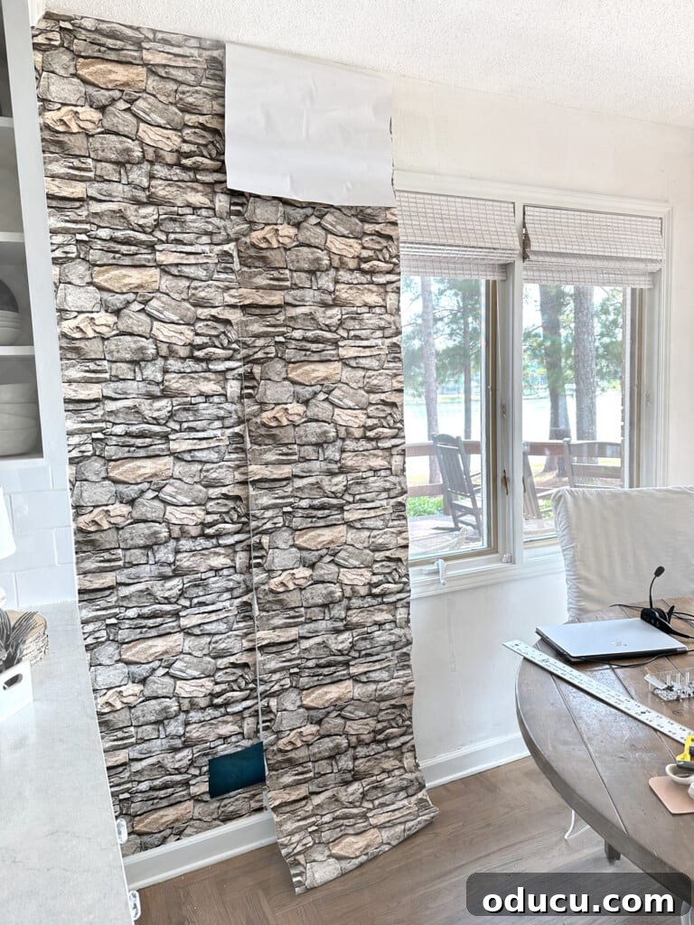 Mutfağımda Sonbahar Esintileri: Büyük Bir Yenilik Geldi! 5 putting peel and stick wallpaper in a stacked stone pattern on a wall in a kitchen.