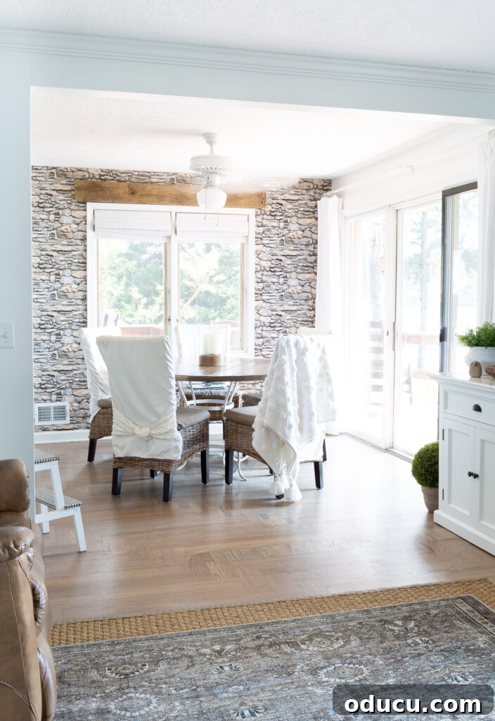 Mutfağımda Sonbahar Esintileri: Büyük Bir Yenilik Geldi! 6 Minimal fall decor in the kitchen with stacked stone wallpaper on an accent wall.