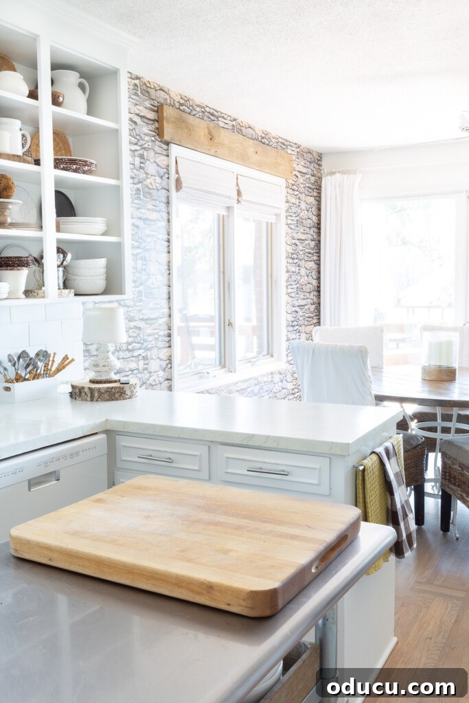 Mutfağımda Sonbahar Esintileri: Büyük Bir Yenilik Geldi! 8 Peel and stick stacked stone wallpaper on a accent wall in a white kitchen.