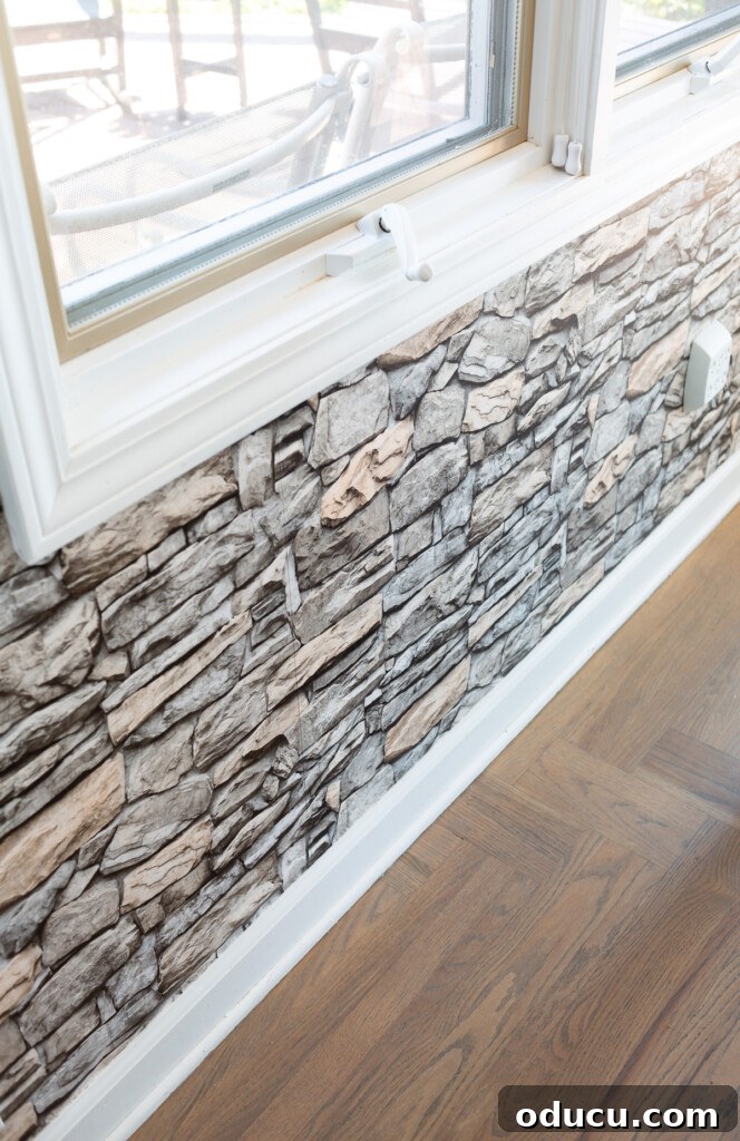 Mutfağımda Sonbahar Esintileri: Büyük Bir Yenilik Geldi! 10 Faux stone wallpaper under a window on a wall in a kitchen.