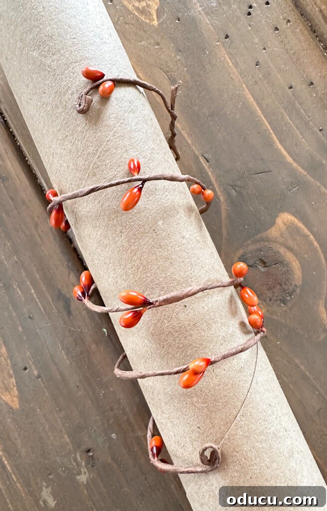 Simple & Stunning Thanksgiving Table Settings 12 Fall berries on wire wrapped around a cardboard tube to make a fall dinner napkin ring
